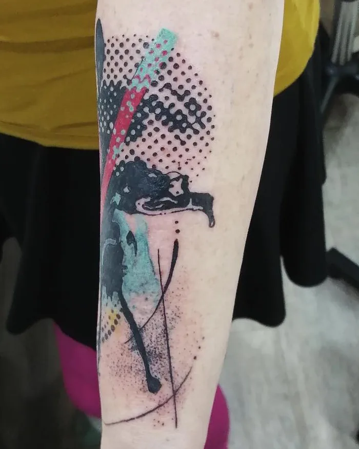 Composition abstraite noir et turquoise, trame de points façon bande dessinée, tatouée sur un avant-bras