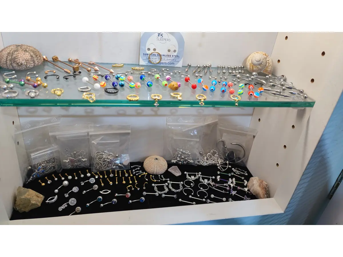 Vitrine bijoux Bad King Tattoo - vue large des deux niveaux