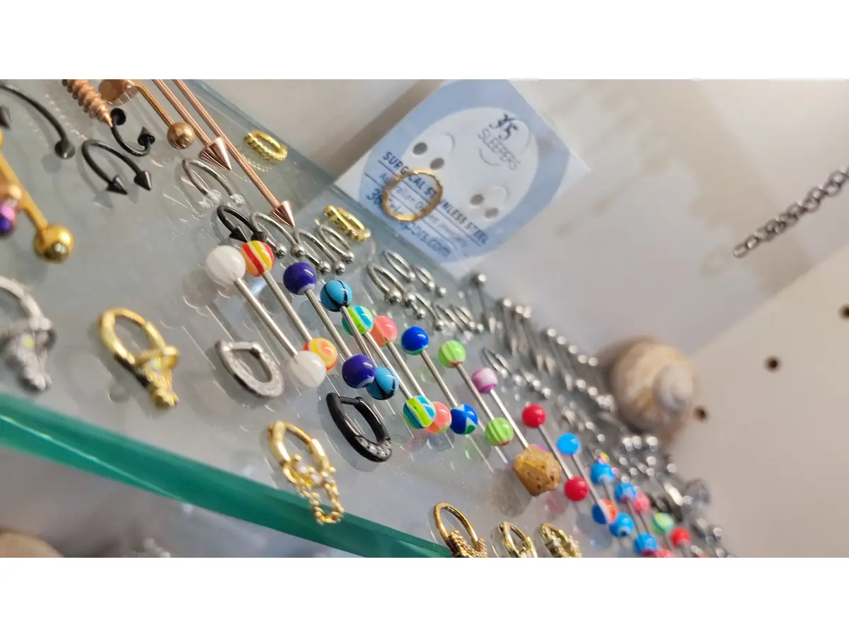 Sélection de barbells colorés en acier chirurgical