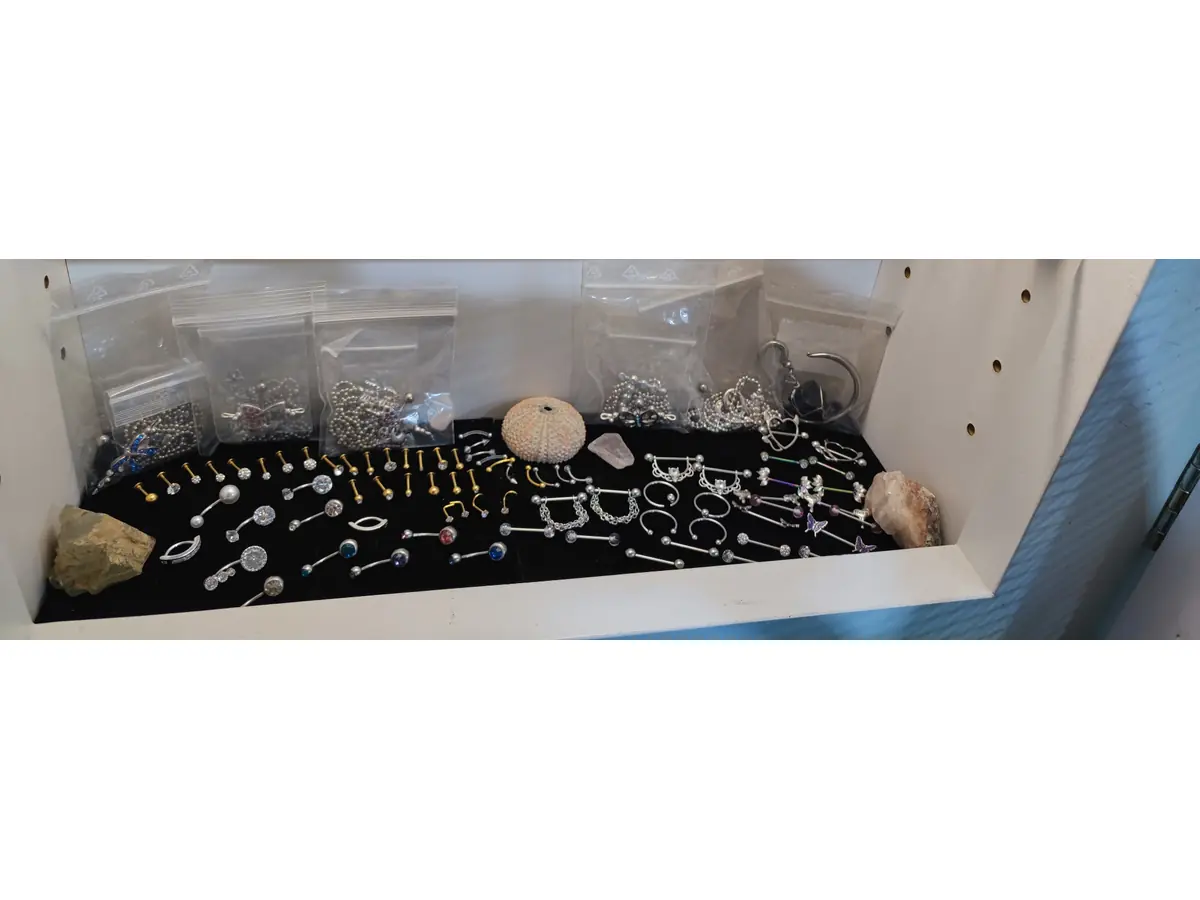 Plugs, tunnels et bijoux de lobe en vitrine